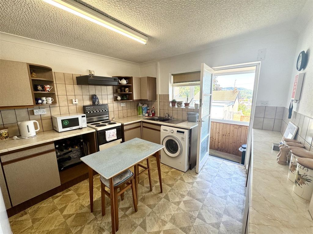 Property photo 3 of 19 Kitchen/Breakfast Room