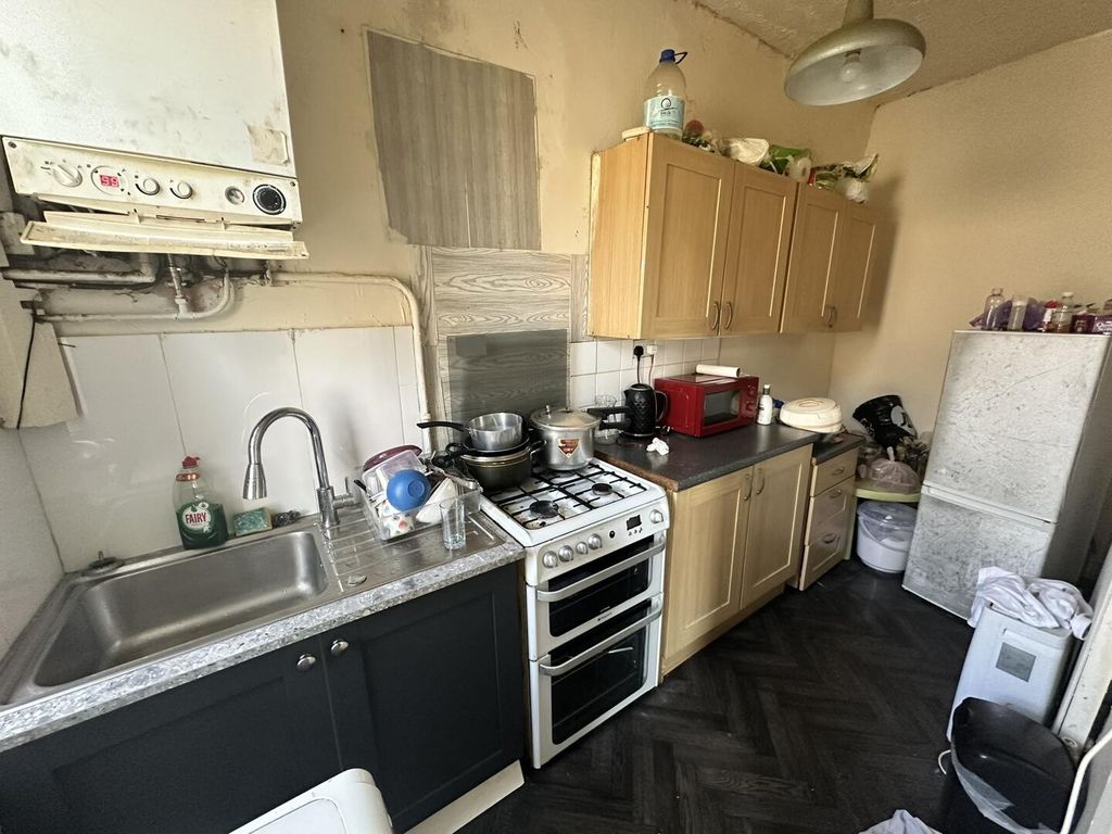 Property photo 3 of 6 Kitchen