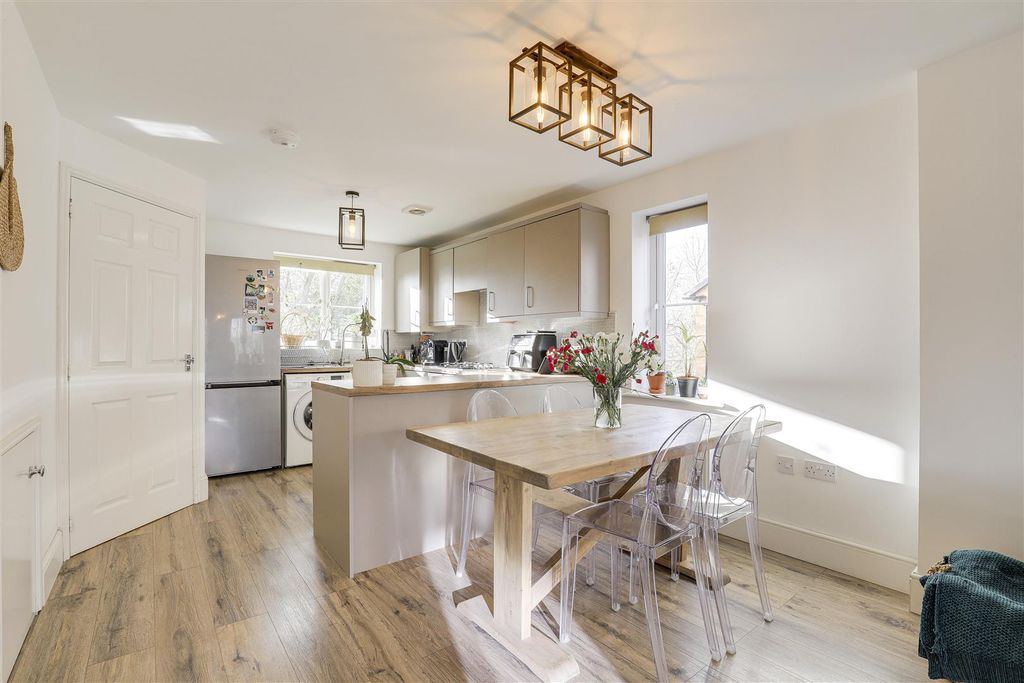 Property photo 3 of 20 12104.Jpg