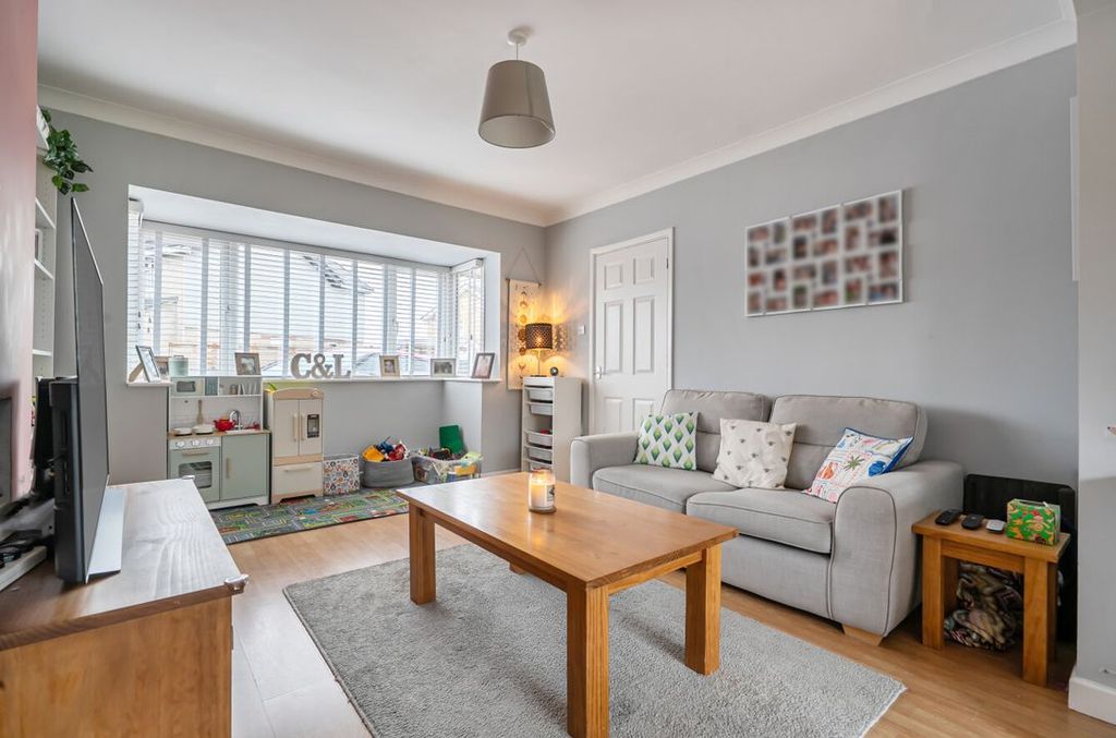 Property photo 2 of 11 140518376981F5714E68F