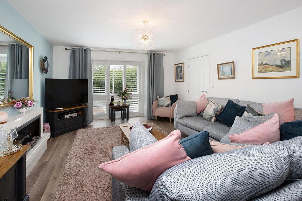 Property photo 3 of 37