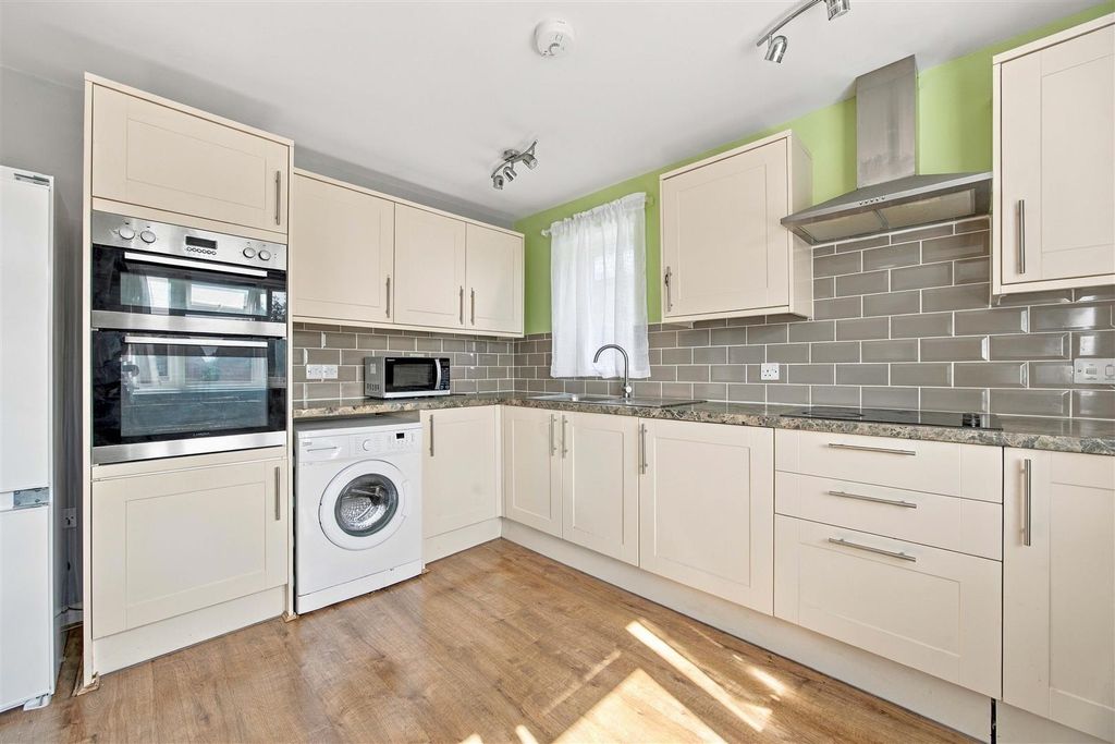 Property photo 2 of 15 Kitchen (1)
