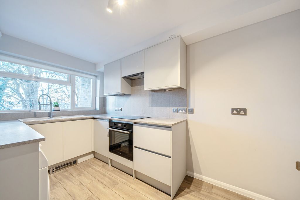 Property photo 2 of 8 1395996-8-695Be09...