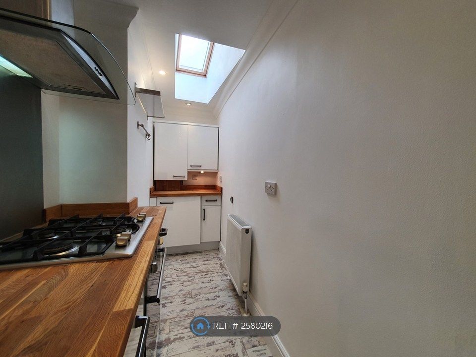 Property photo 3 of 10 Kitchen