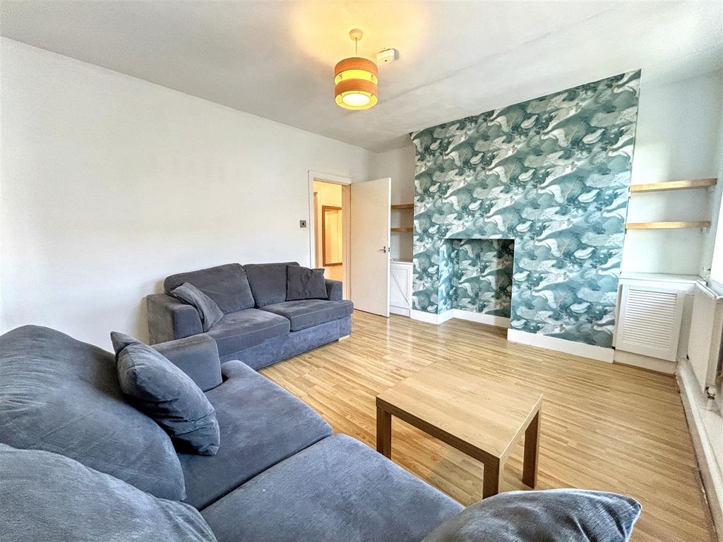 Property photo 3 of 14 Lounge