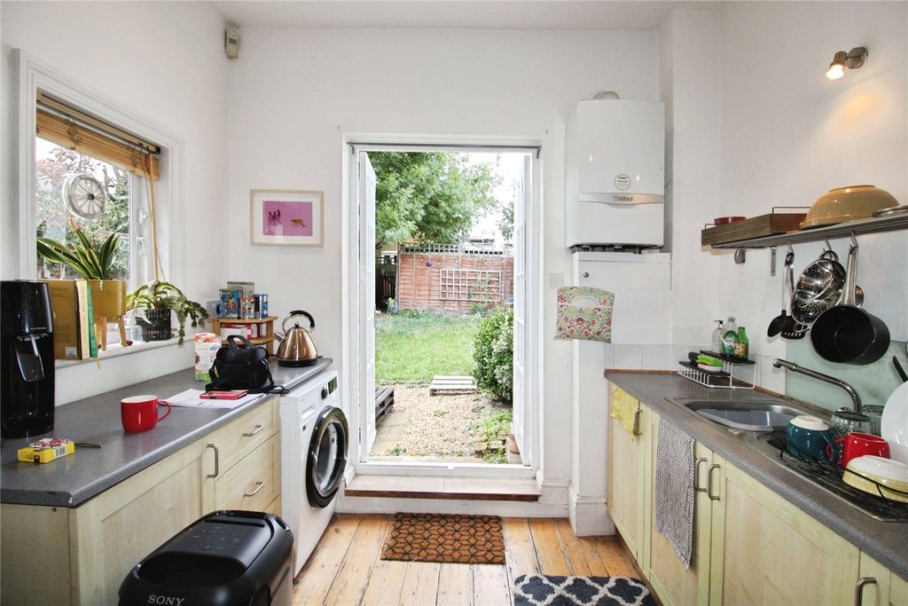 Property photo 3 of 11 Kitchen
