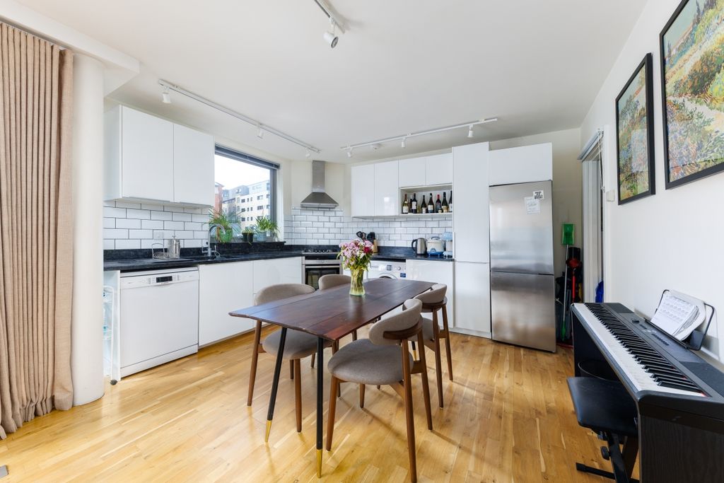 Property photo 3 of 12 Tanner Street 37 ...