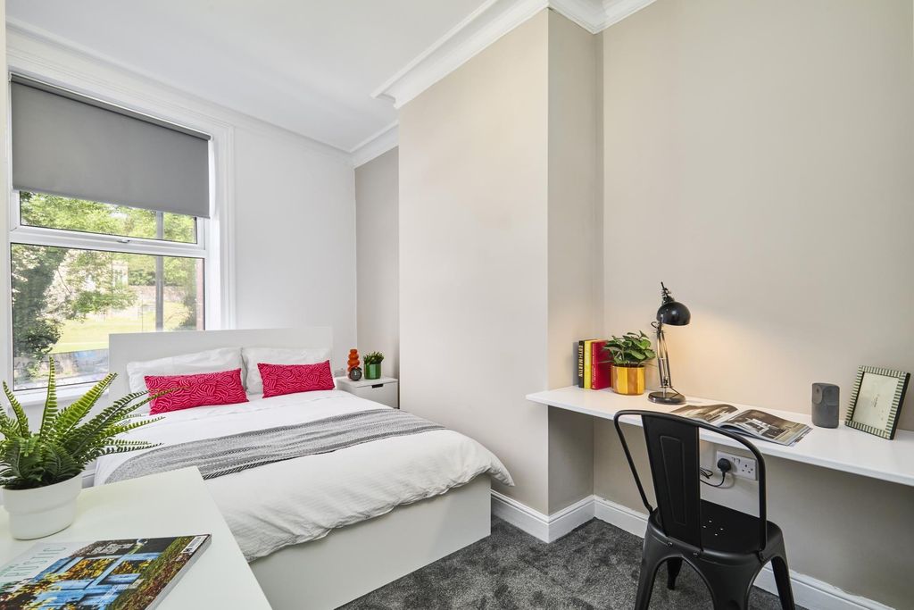 Property photo 3 of 15 Bright And Airy Master Bedroom With A Comfortable ...