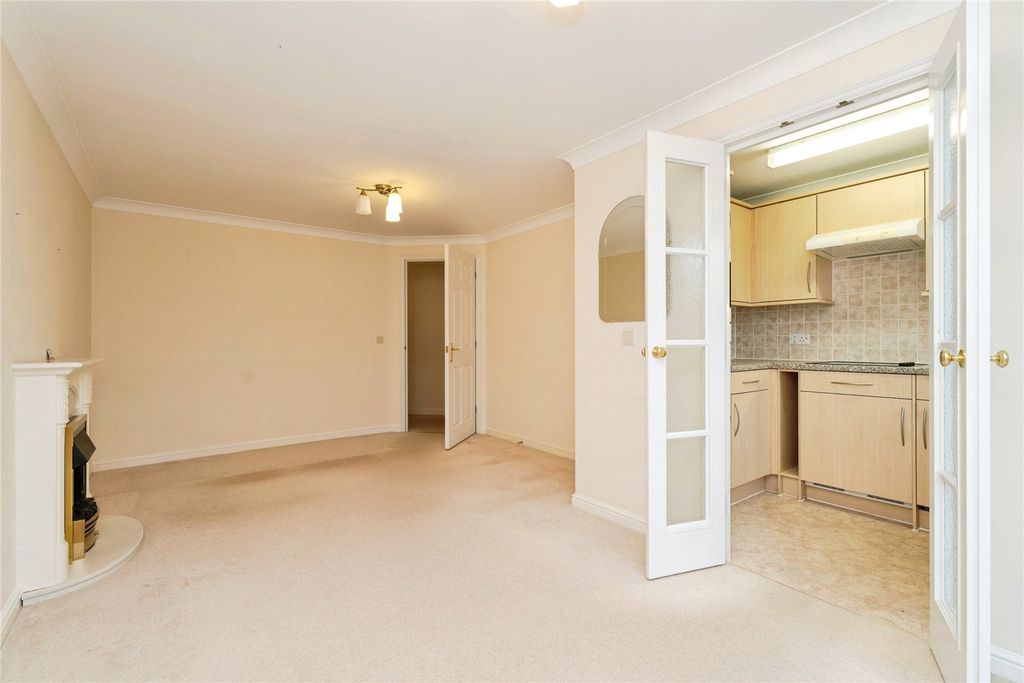 Property photo 3 of 11 Lounge