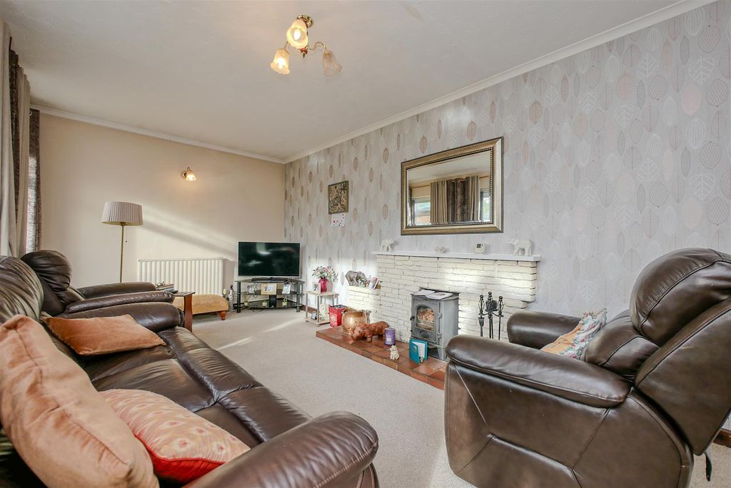 Property photo 3 of 16 Lounge