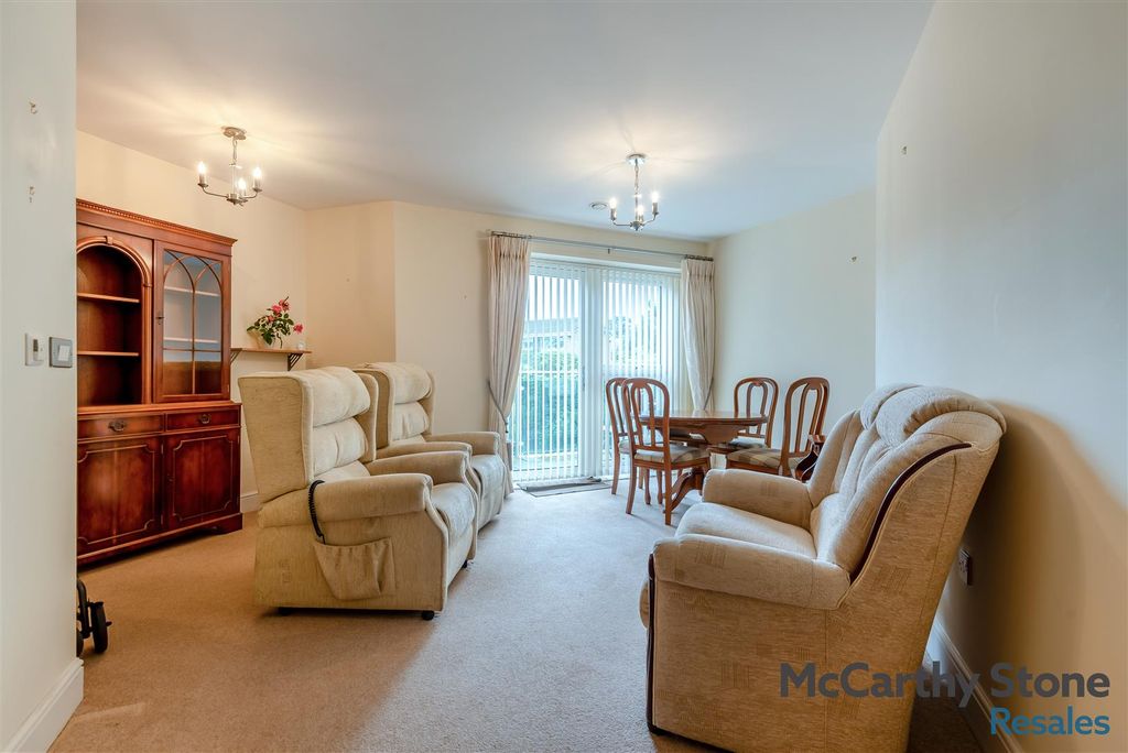Property photo 2 of 23 8692884-Interior08.Jpg