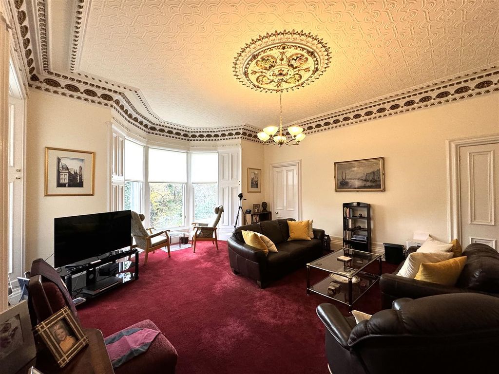 Property photo 2 of 32 Lounge