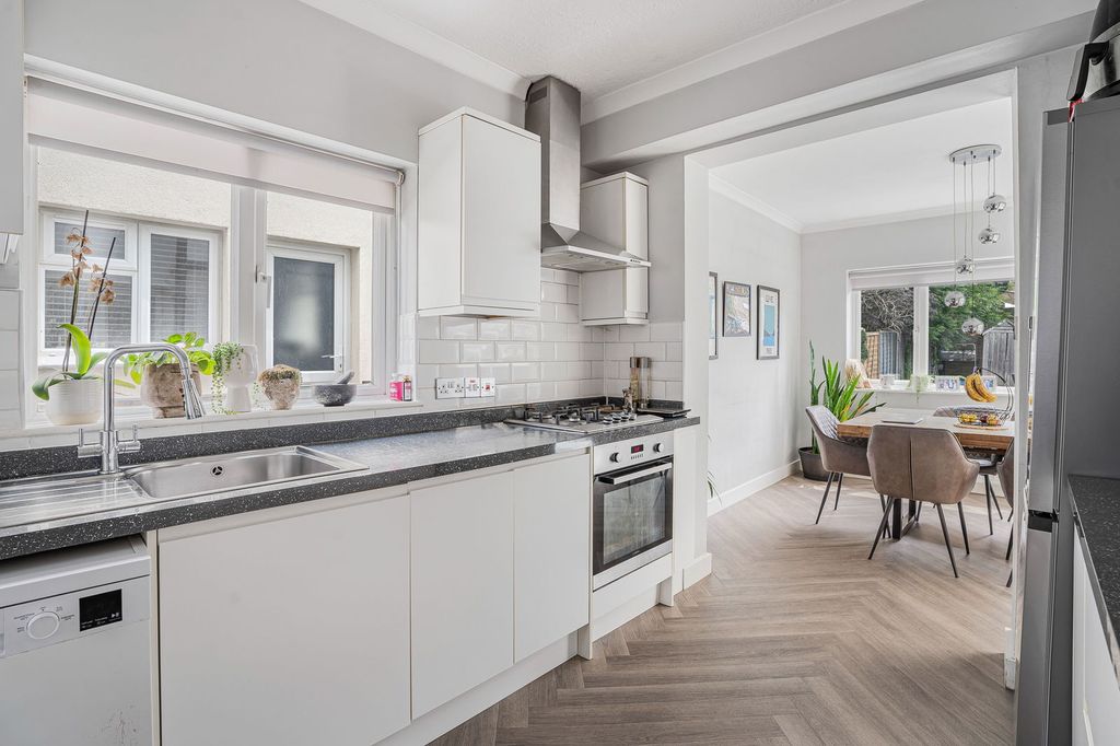 Property photo 2 of 28