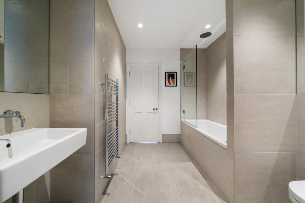 Property photo 3 of 12 Heathfield Terrace 12A Ph10.Jpg