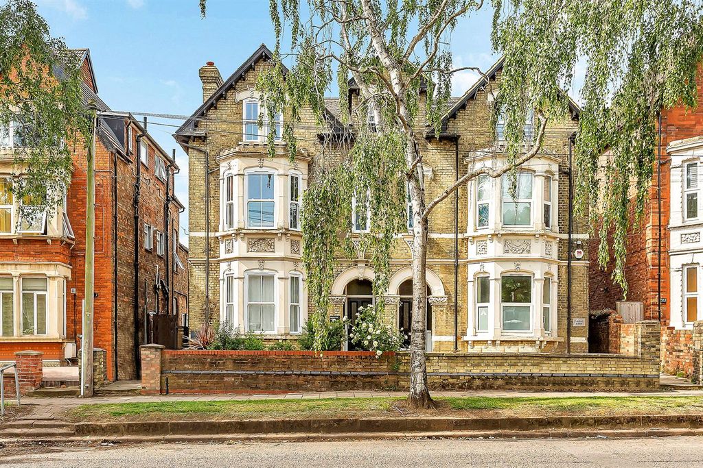 Property photo 1 of 26 Claphamroad_Hs_019.Jpg