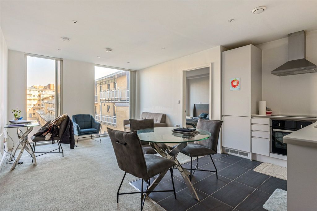 Property photo 3 of 13 Lounge