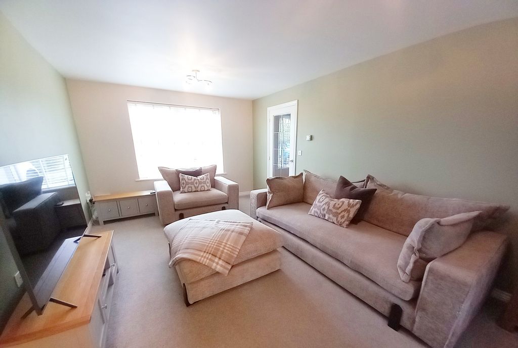 Property photo 3 of 19 Lounge