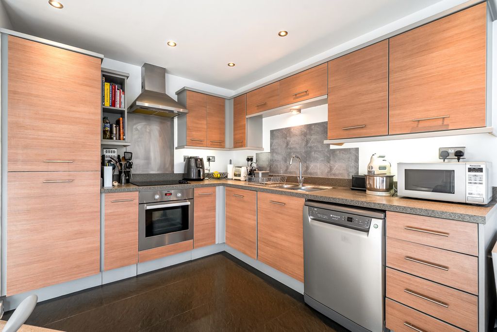 Property photo 3 of 18 Kitchen