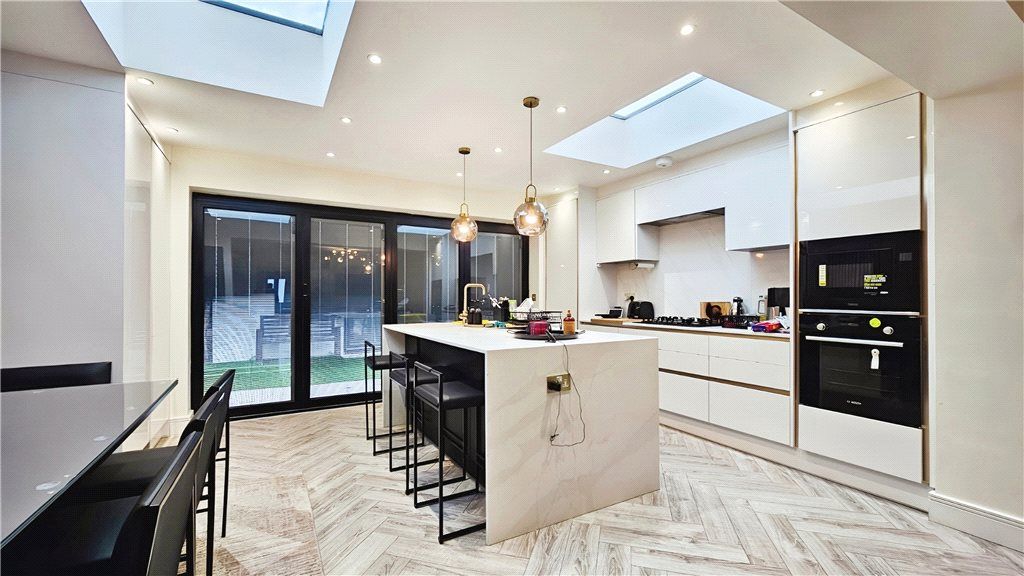 Property photo 2 of 7 Kitchen