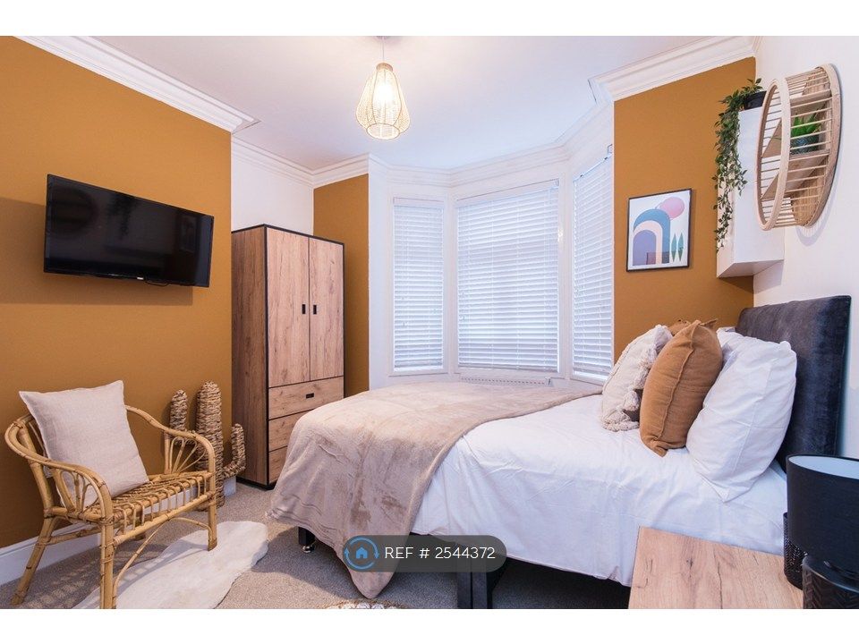 Property photo 1 of 9 138 Bath St- Room 1- £625 Pcm