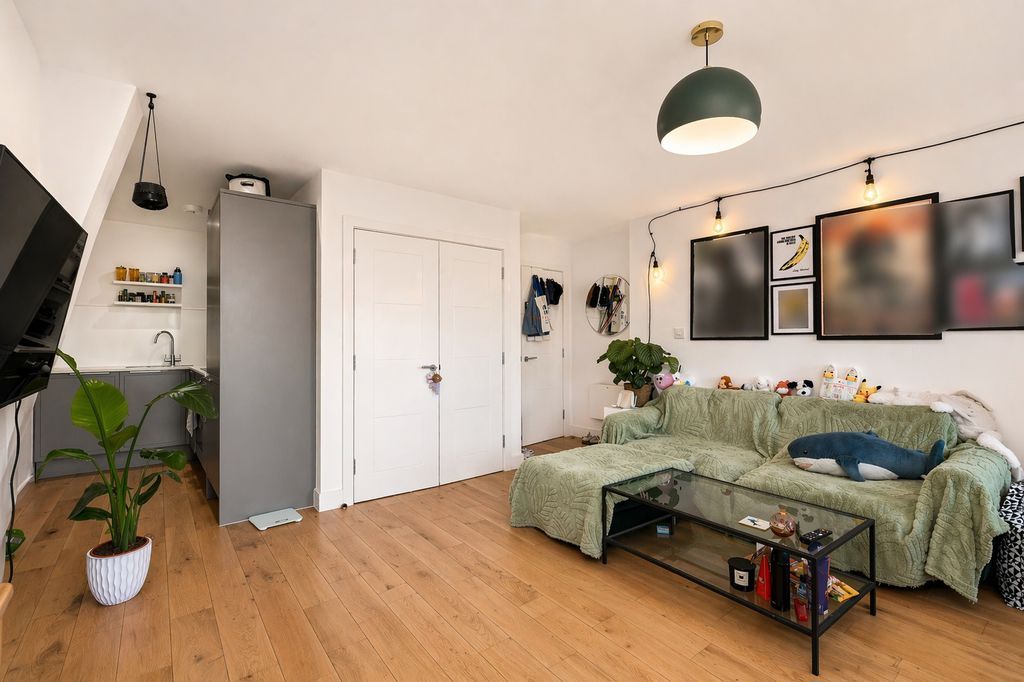 Property photo 3 of 7 Lounge