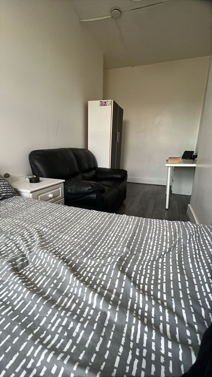 Property photo 3 of 10 Room 2- £823 Available Now