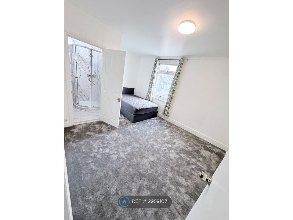 Property photo 3 of 12 Master En-Suite