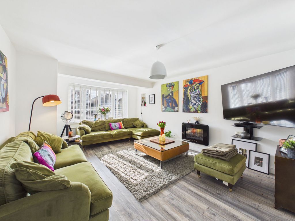 Property photo 2 of 26 Lounge