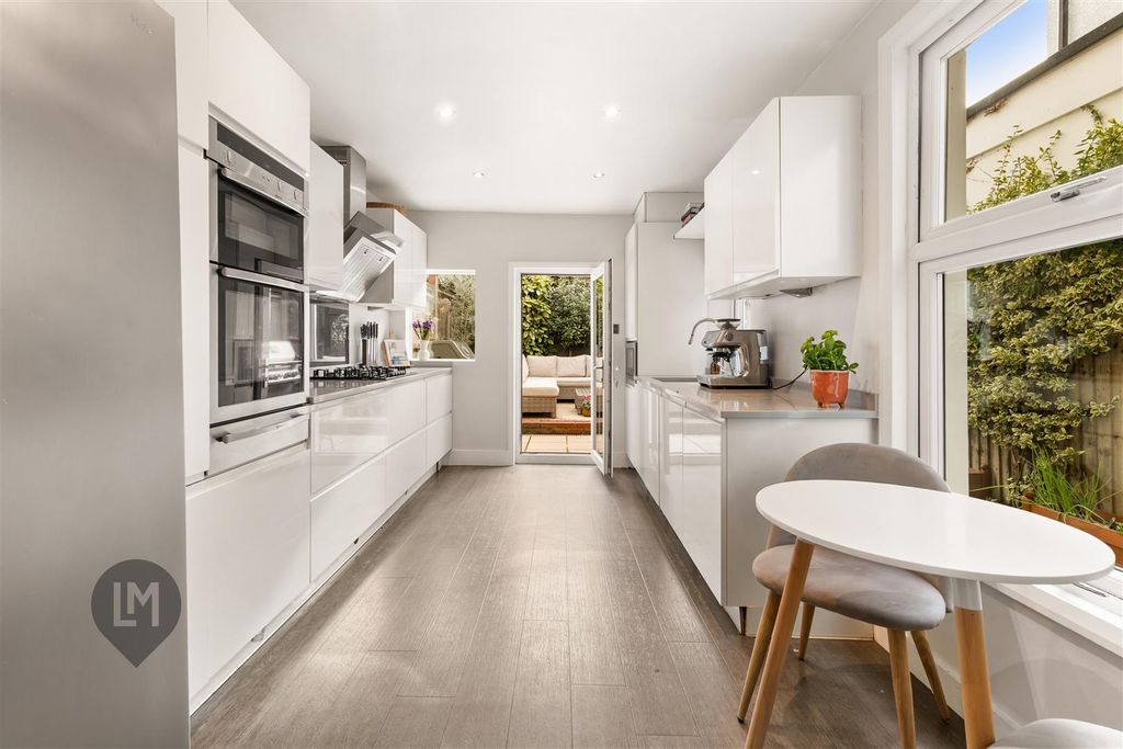 Property photo 3 of 8 Kitchen/Dining Room