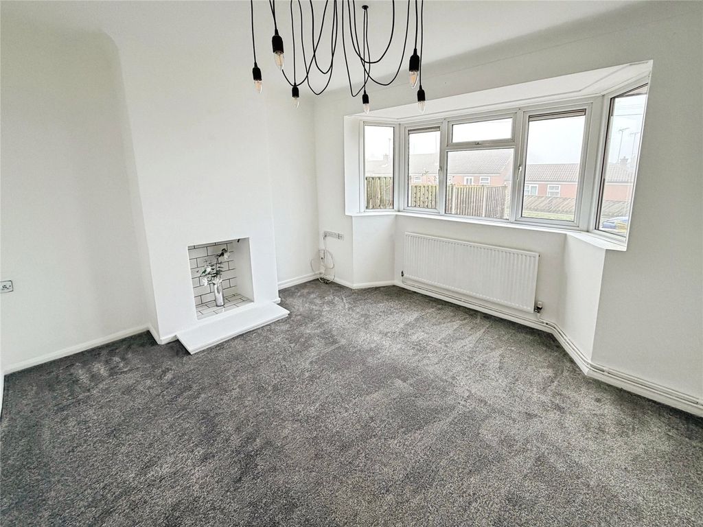 Property photo 3 of 17 Lounge