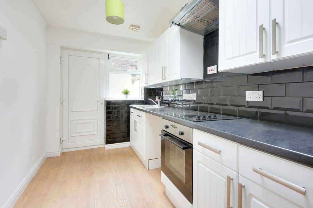 Property photo 2 of 11 Kitchen