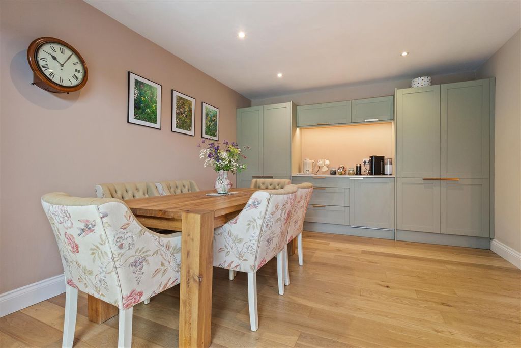 Property photo 3 of 27 37 Beeches Avenue-019.Jpg