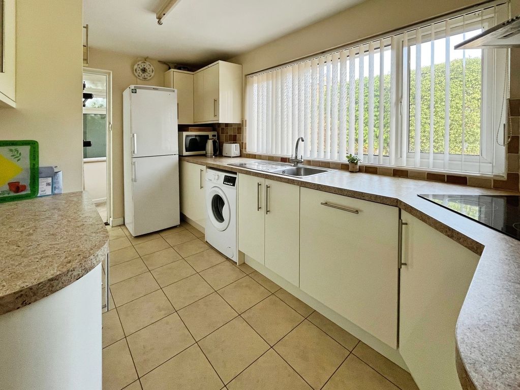 Property photo 3 of 16 Kitchen