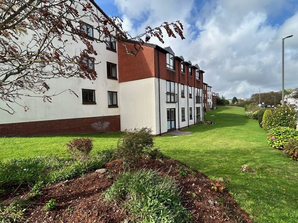 Property photo 1 of 10 Communal Gardens