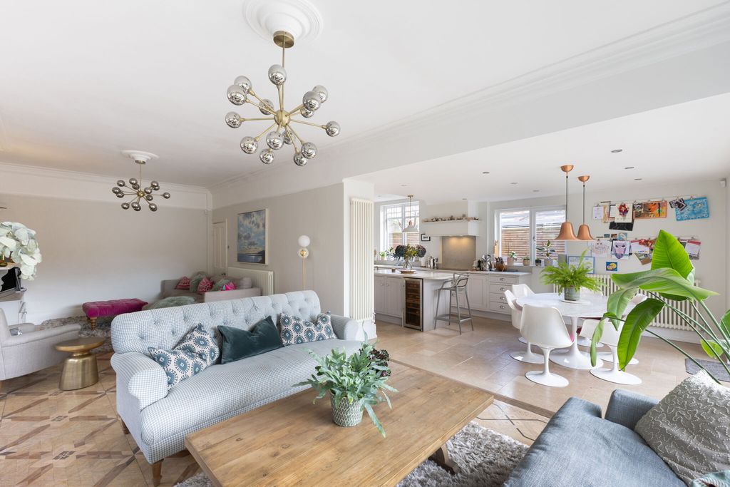 Property photo 2 of 27