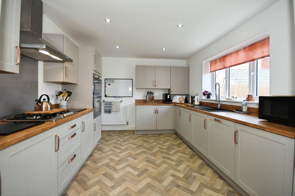 Property photo 3 of 20 Kitchen 02.Jpg