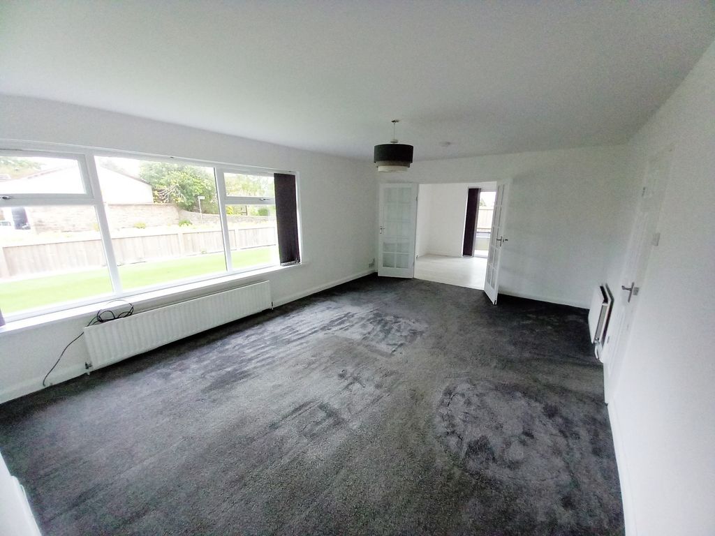 Property photo 3 of 23 Lounge