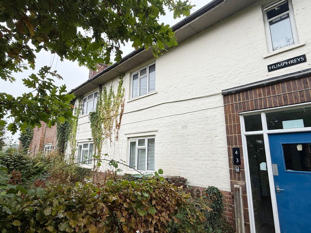 Property photo 1 of 7 View Of Flat In Need Of Refurbishment