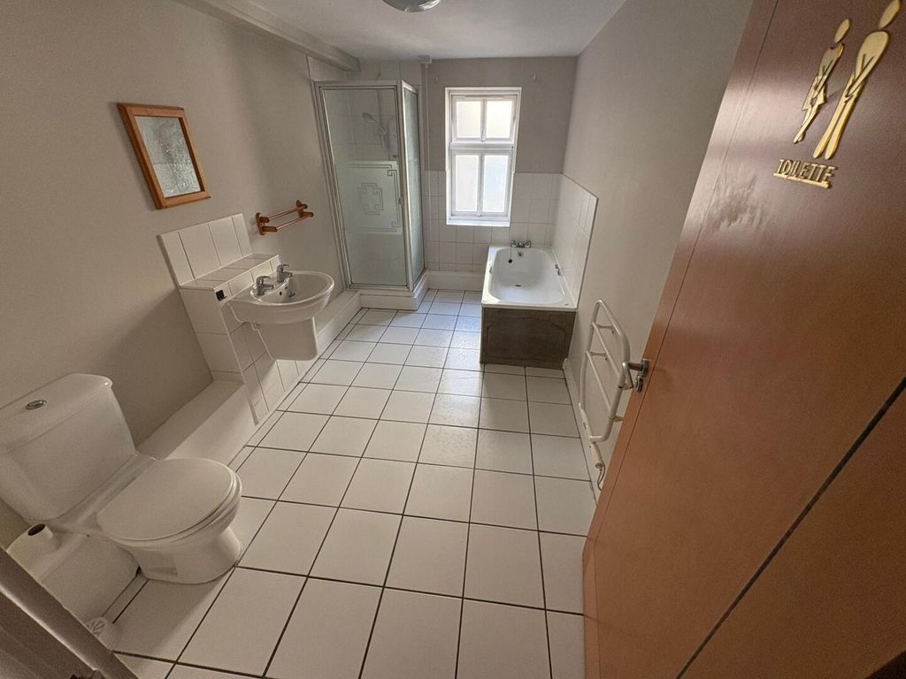 Property photo 3 of 12 Bathroom