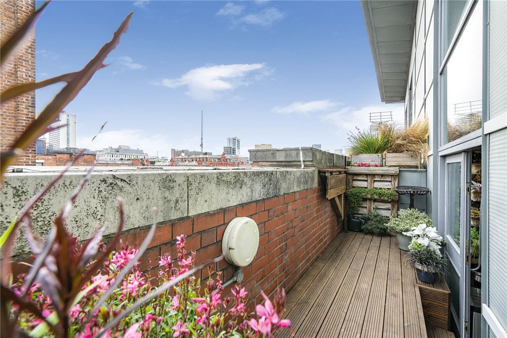 Property photo 2 of 25 Outdoor Space