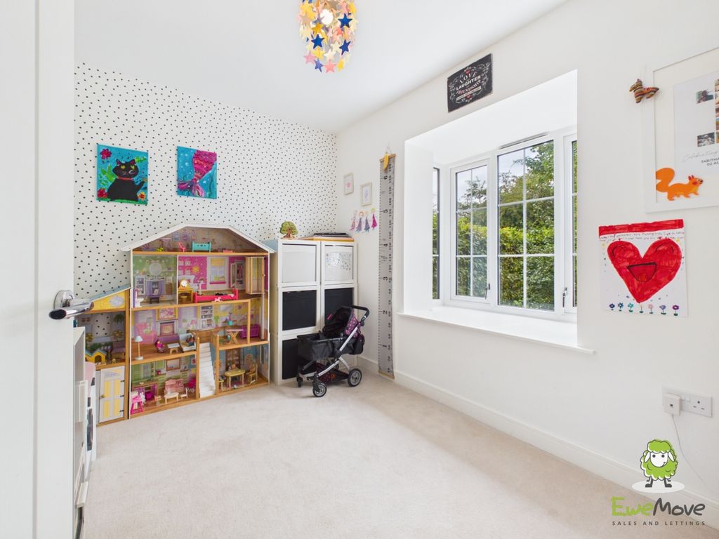 Property photo 3 of 30 Ewemove Estate Agents Basingstoke - Cortland Drive