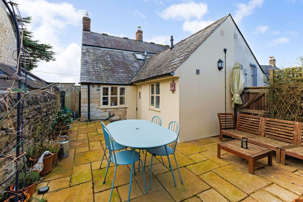 Property photo 2 of 16 Rear Courtyard Garden