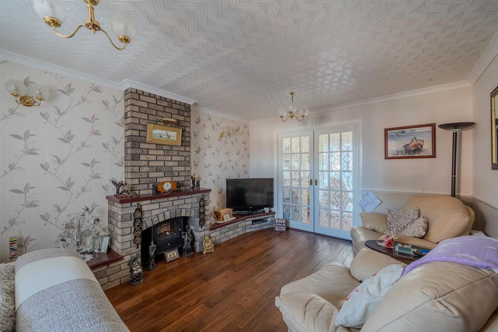 Property photo 3 of 26 149 Oaksford-11.Jpg