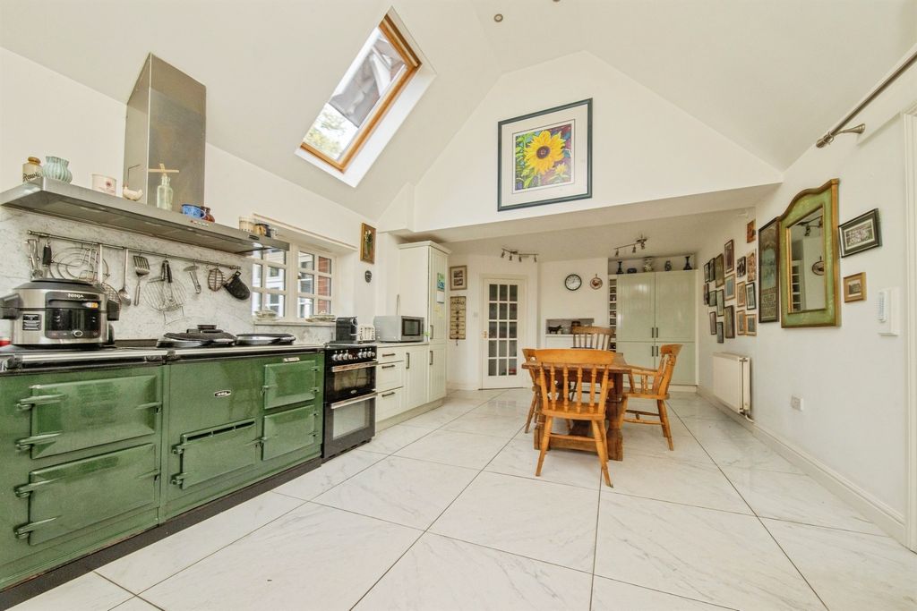 Property photo 3 of 27