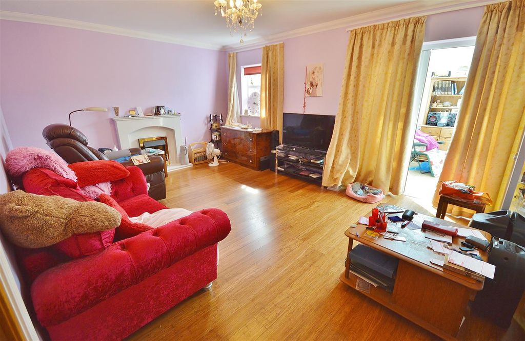 Property photo 3 of 11 Lounge