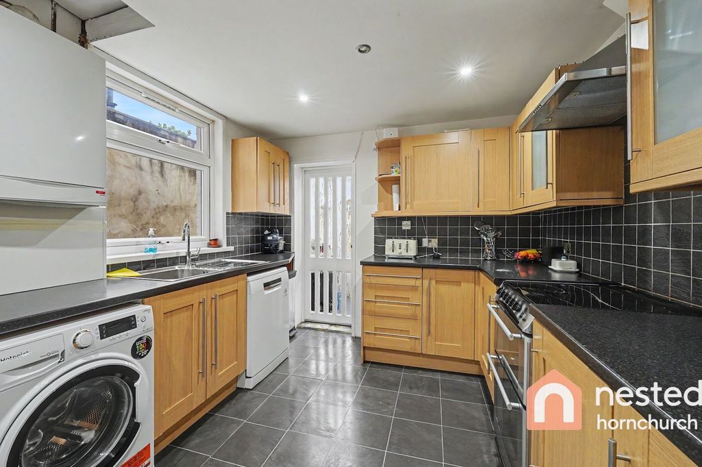 Property photo 3 of 12 Kitchen 2