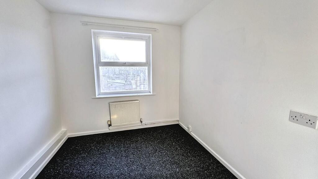 Property photo 2 of 5 Bright And Airy Room With Fresh White Walls...