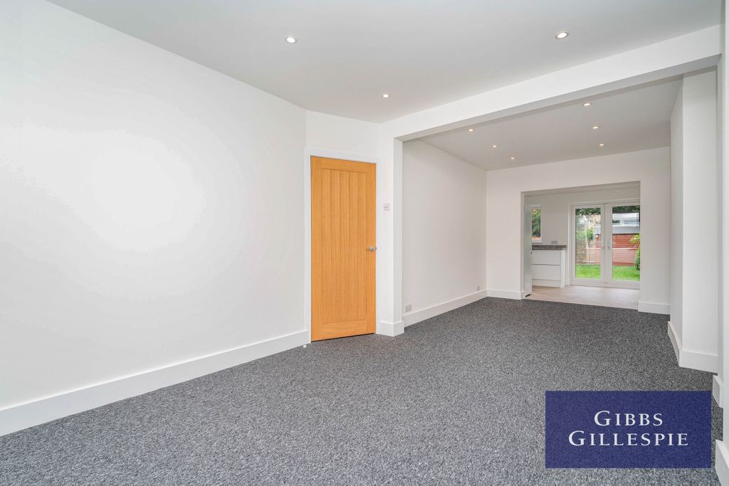 Property photo 3 of 10 3 Lounge