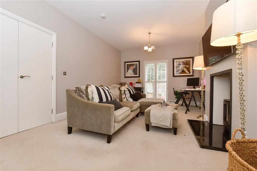 Property photo 3 of 14 Lounge