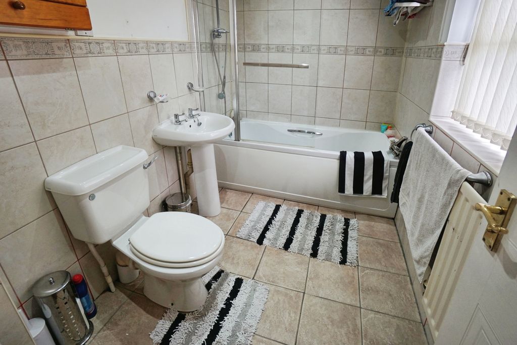 Property photo 3 of 19 Bathroom